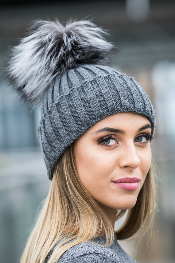 GREY FUR-TRIMMED WOOL BEANIE HAT | WOMEN \ HATS AND SCARFS \ WOOL